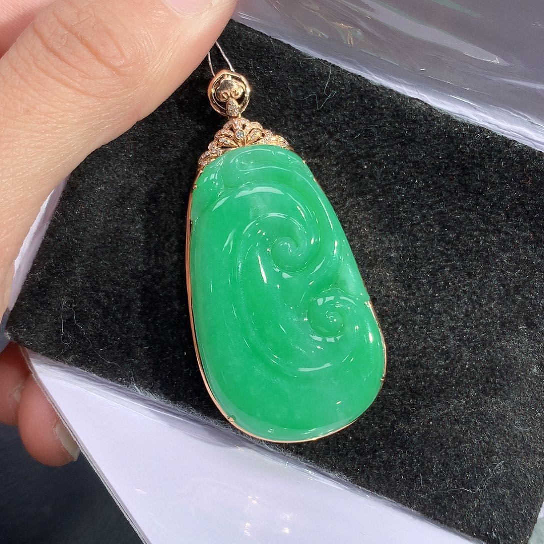 翡翠吊坠(赠链)18K金镶嵌