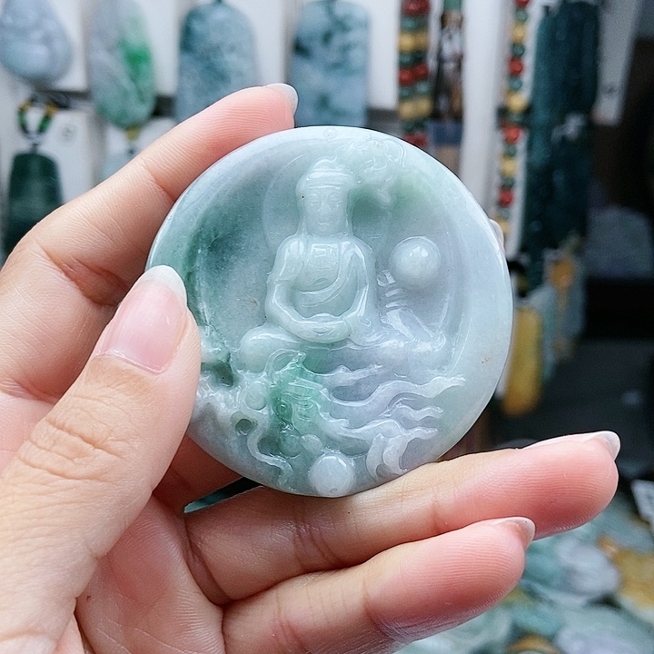 颈饰足铂镶嵌翡翠翡翠