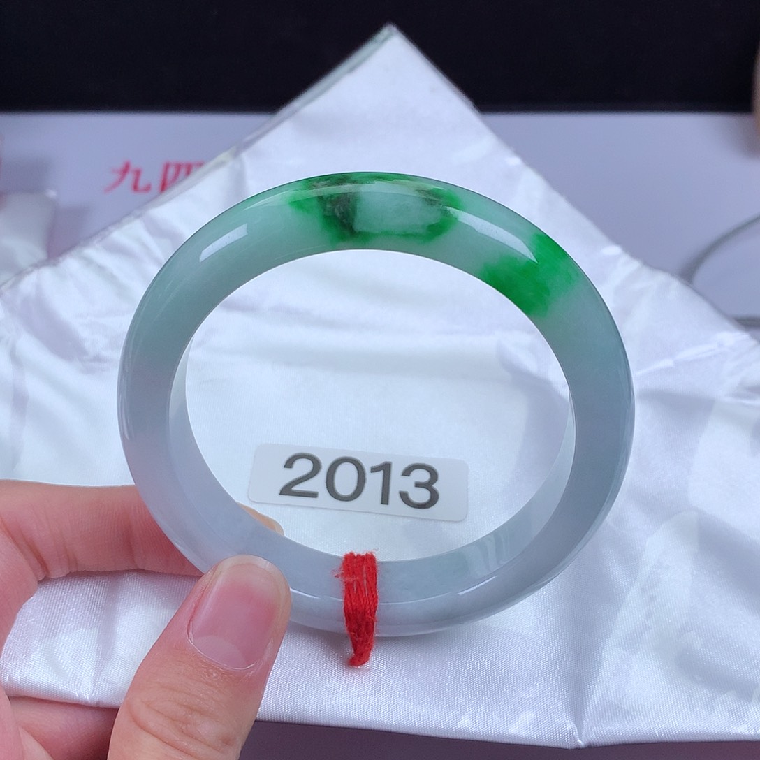 翡翠手镯未镶嵌58圈口 没有纹