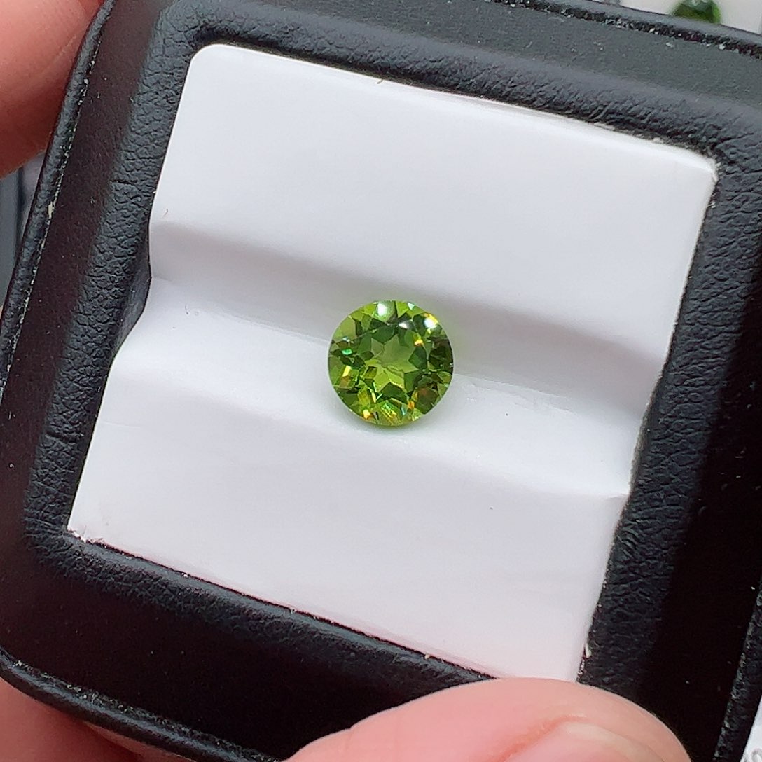 橄榄石圆8裸石未镶嵌