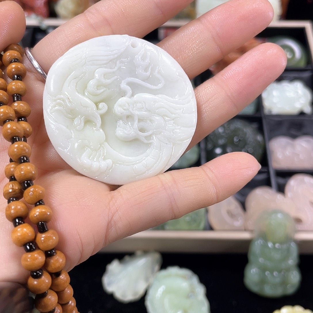 蛇纹石玉颈饰未镶嵌