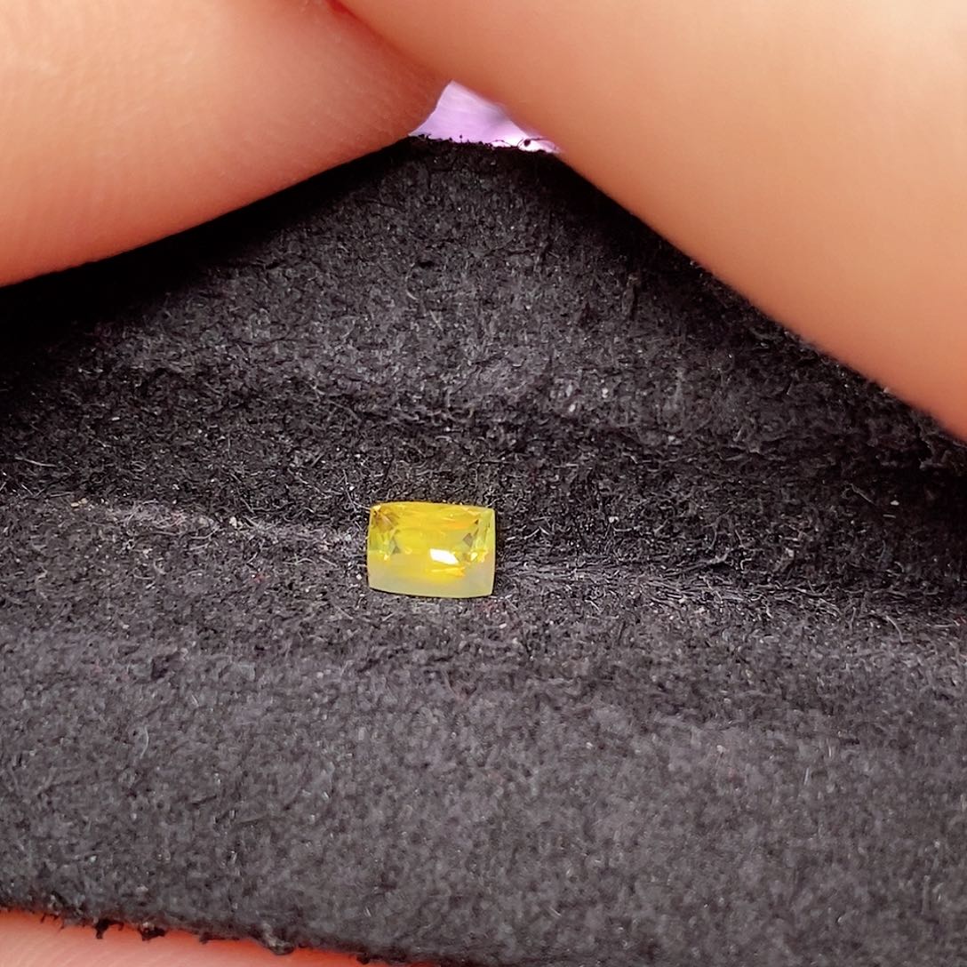 蓝宝石裸石未镶嵌1312号0.55ct小长方黄蓝宝颜色浓郁