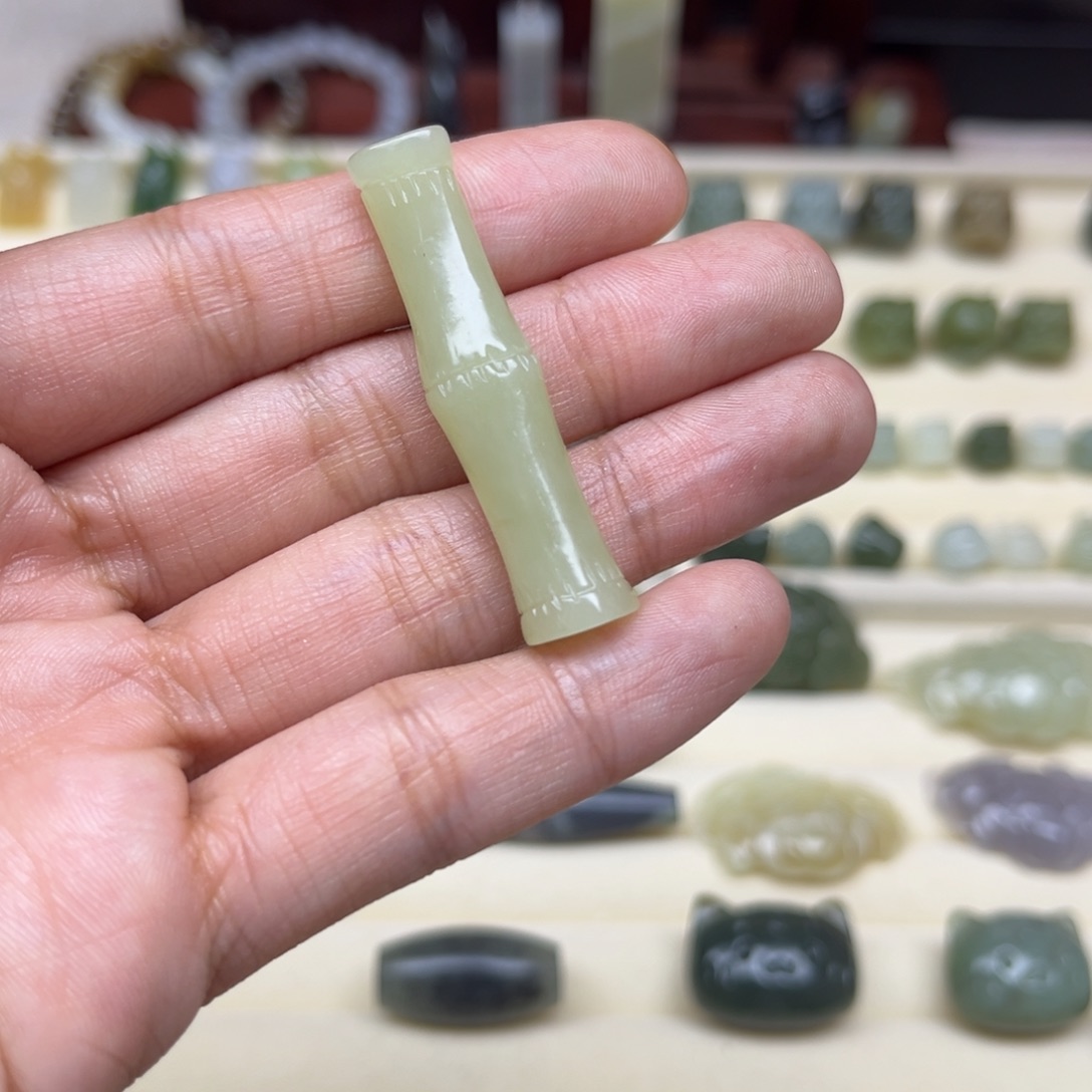 小***莎和田玉未镶嵌珠宝半成品