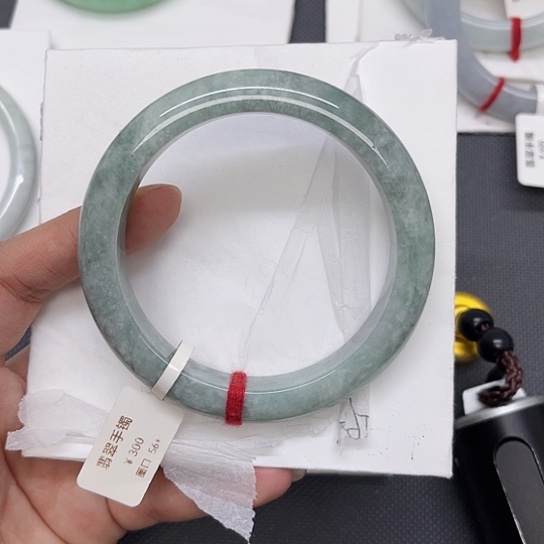 翡翠手镯未镶嵌A货