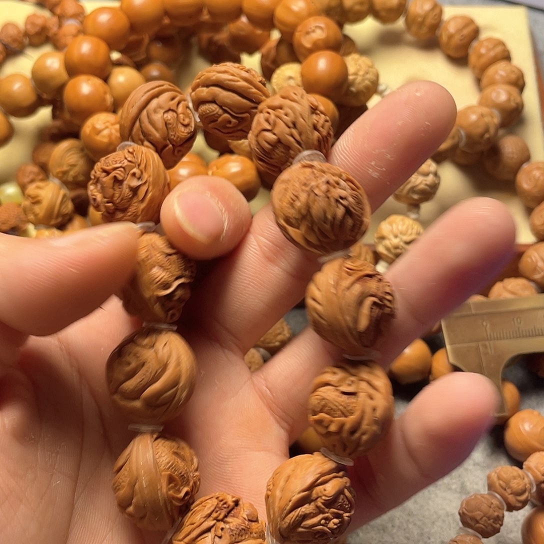 M****?龙纹桃核雕刻龙手串