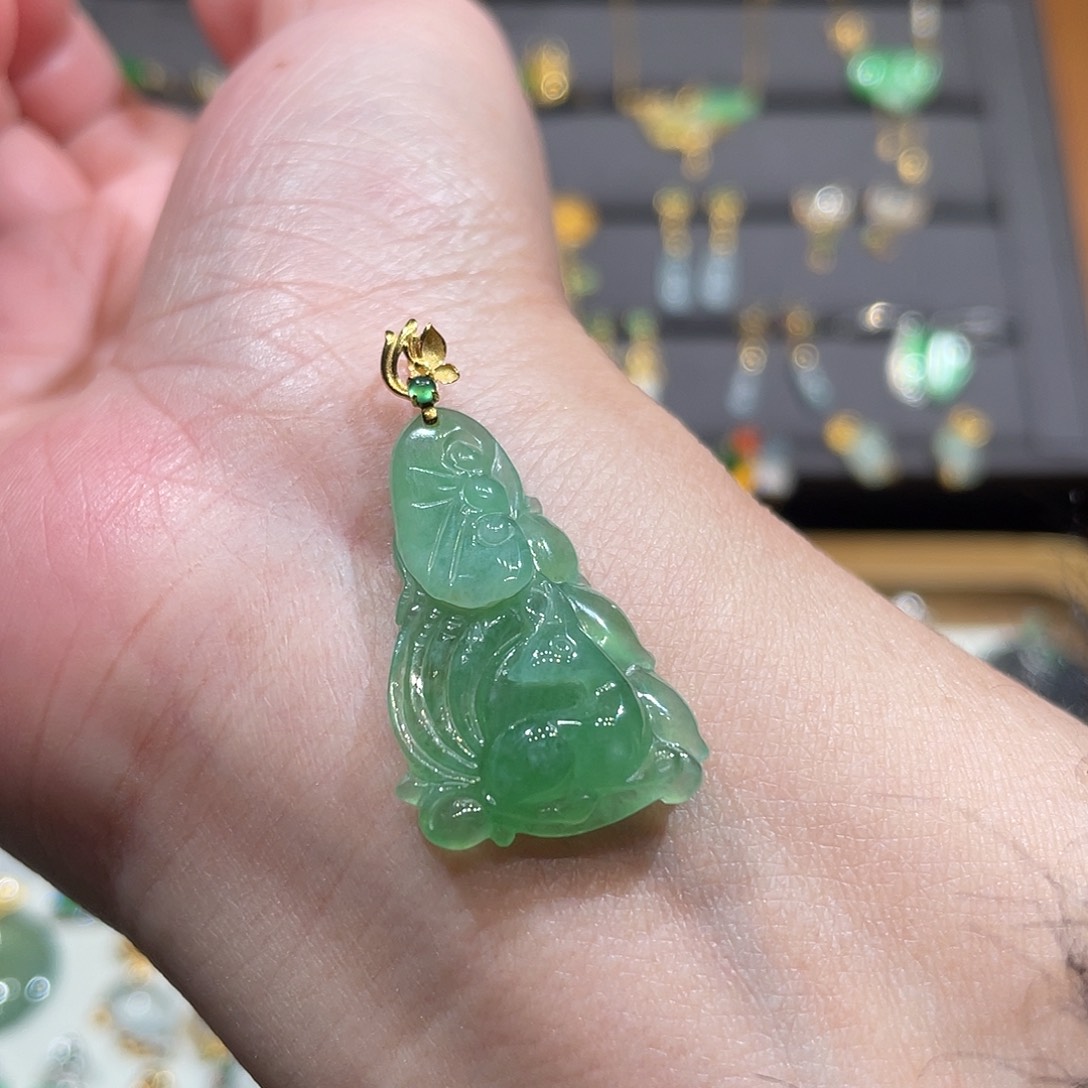 翡翠颈饰18K金镶嵌满绿小鹿
