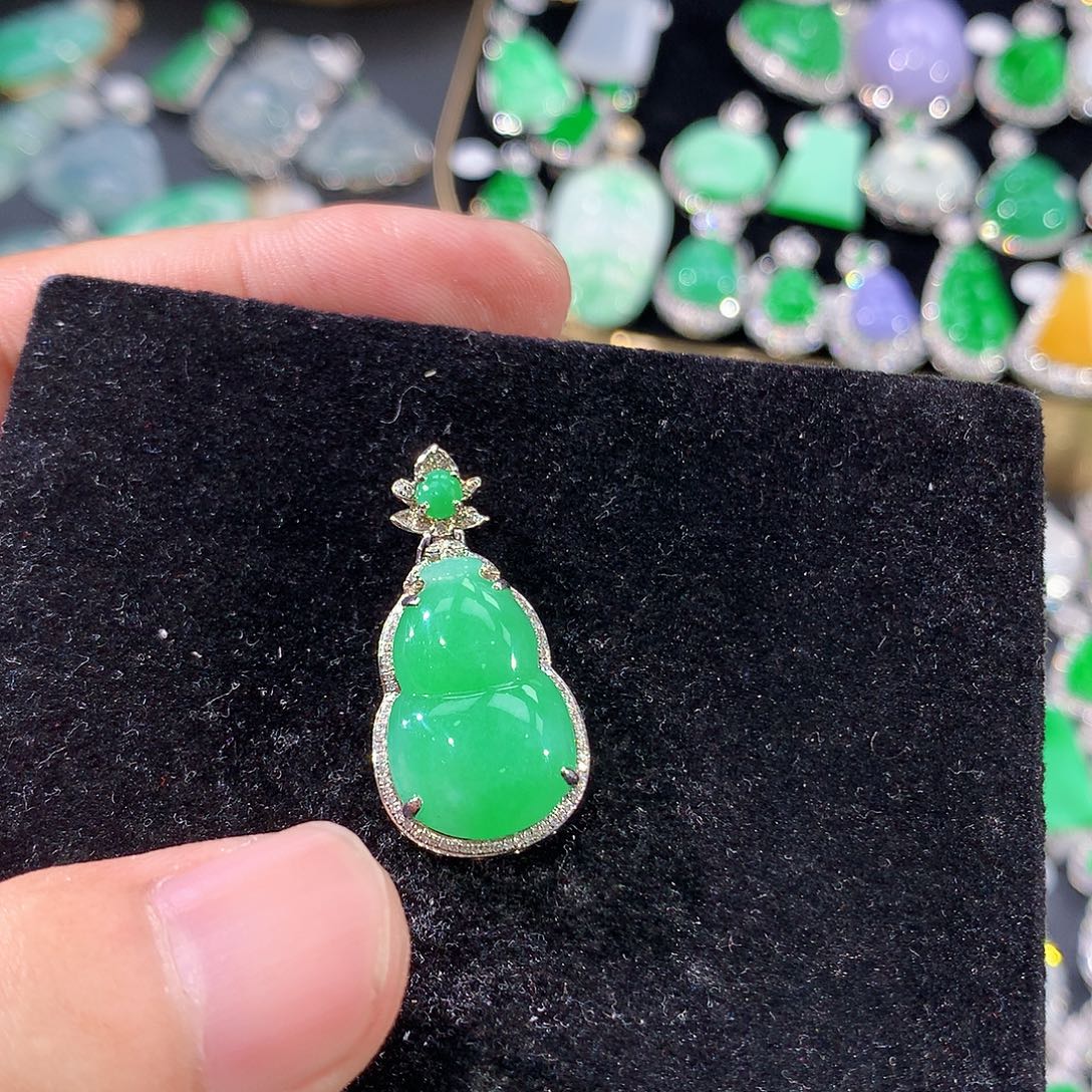 翡翠18K金镶嵌颈饰