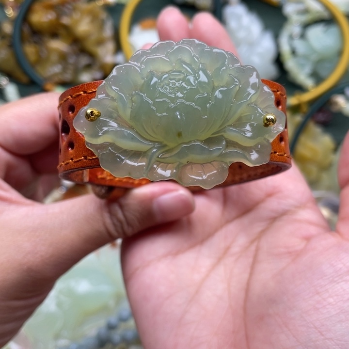 蛇纹石玉吊坠合金