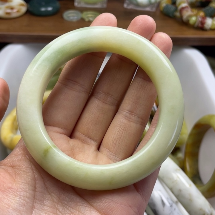 未镶嵌蛇纹石玉手镯少****?