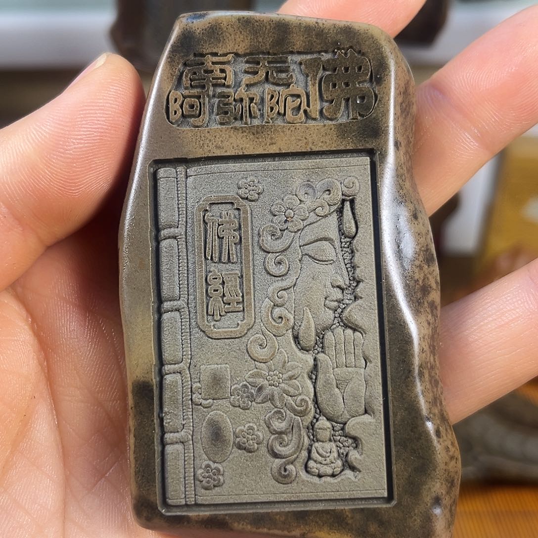新疆原石雕刻手把件