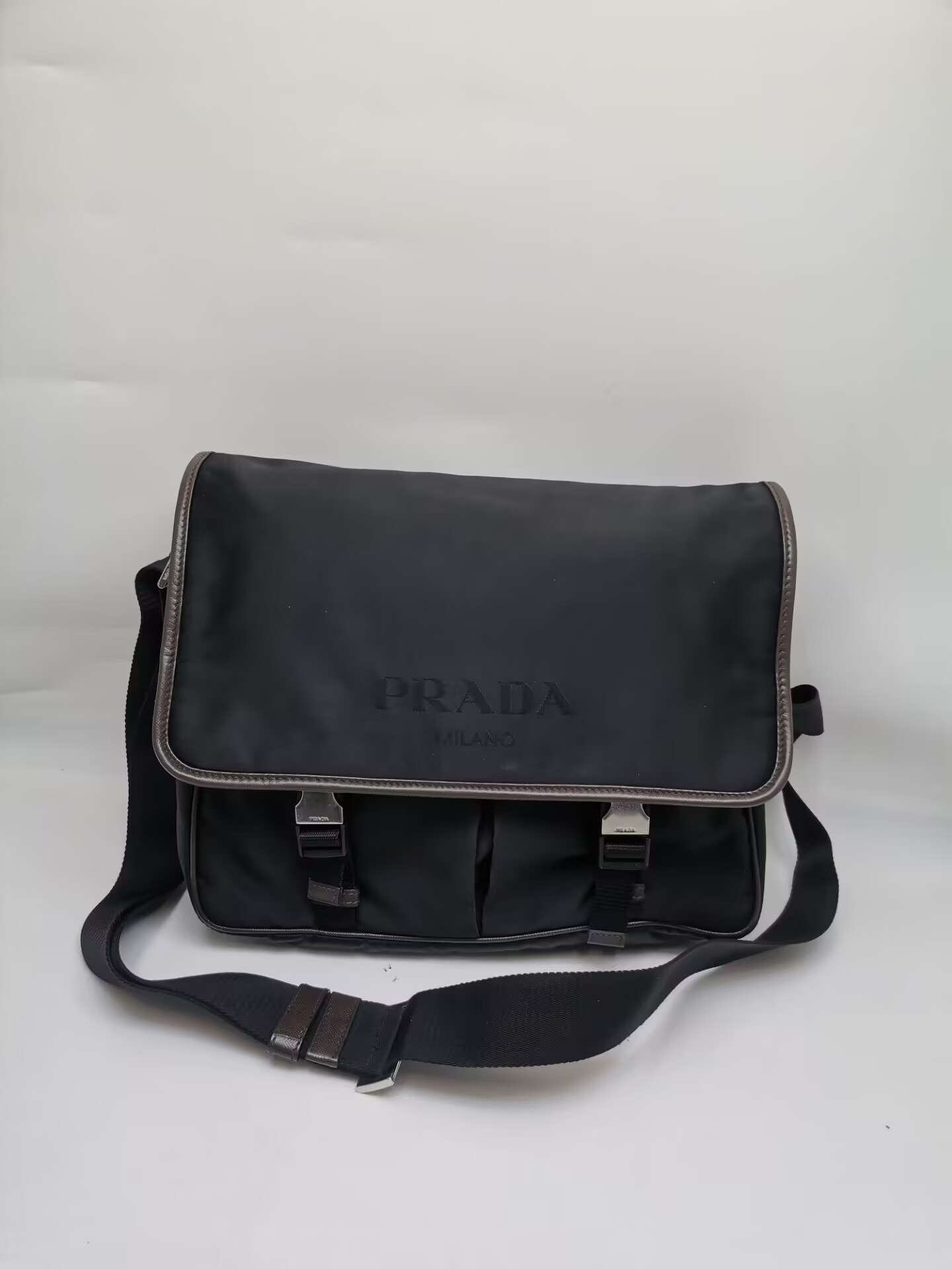 99新 Prada/普拉达  97新18245普拉达尼龙双扣翻盖斜挎包休闲时尚