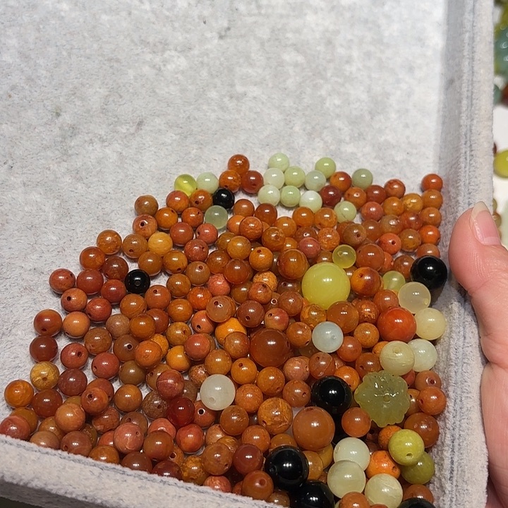 胖***.蛇纹石玉未镶嵌瑕疵珠300粒