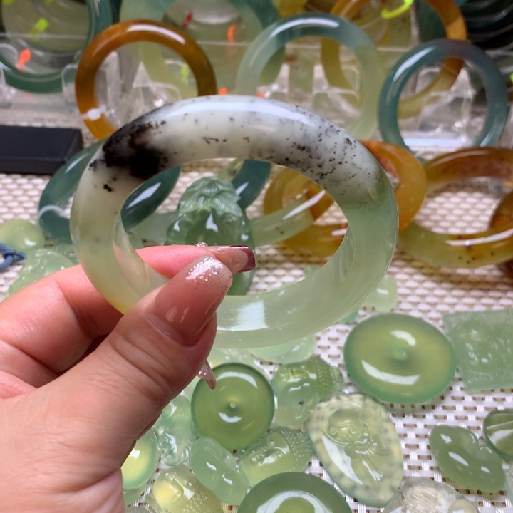 蛇纹石玉手镯53圈口微瑕未镶嵌