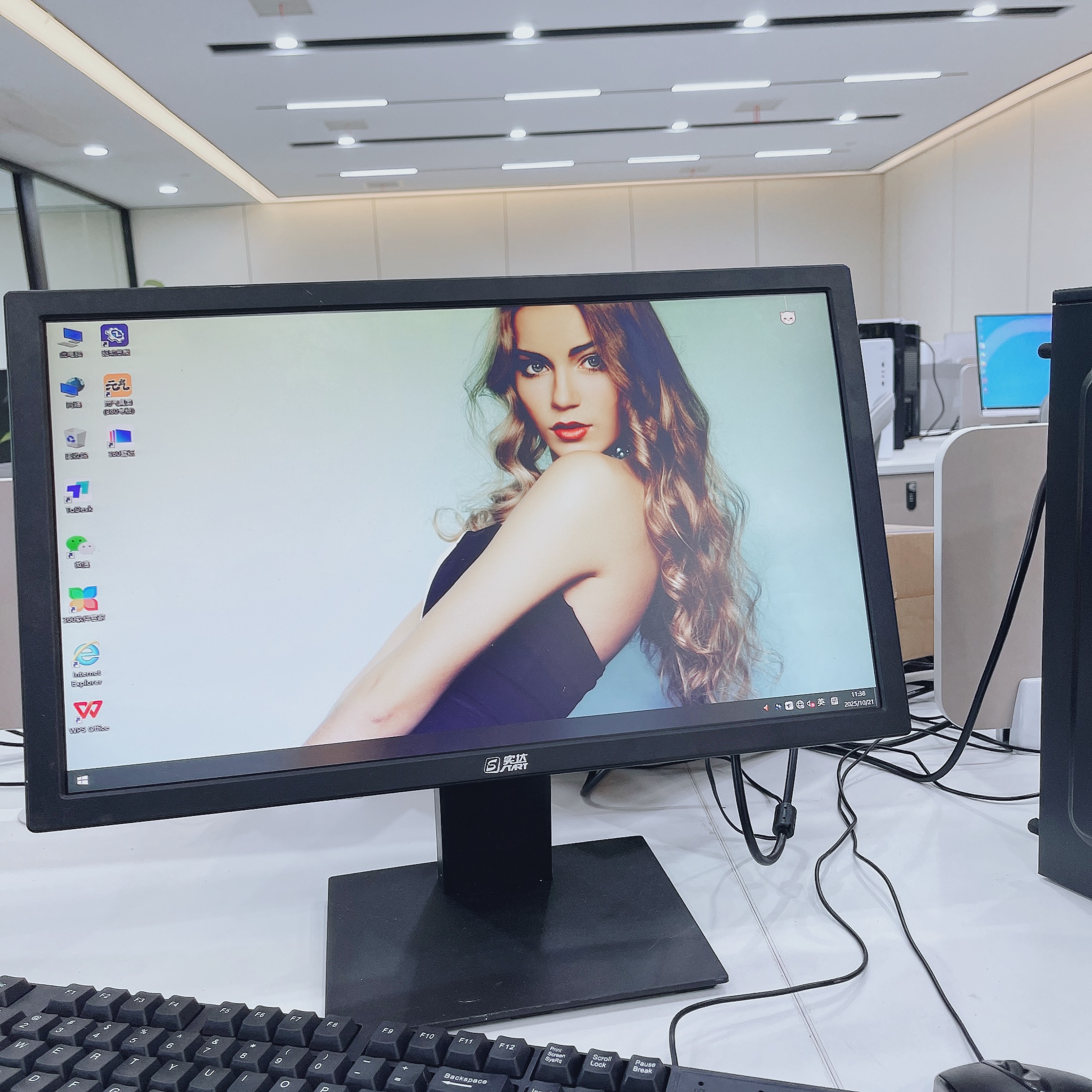 9新 HP/惠普 联想三星现代20英寸显示器黑色直面显示屏