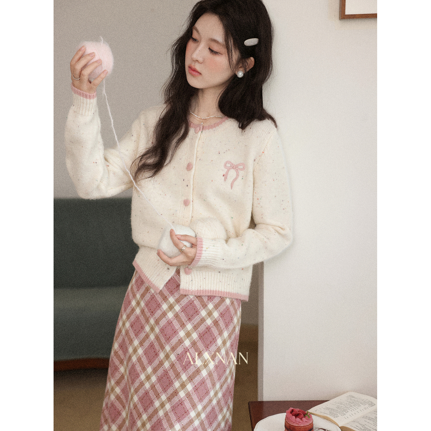 鹿向南【白桃慕斯】温柔风杏色气质针织开衫女秋冬季减龄毛衣