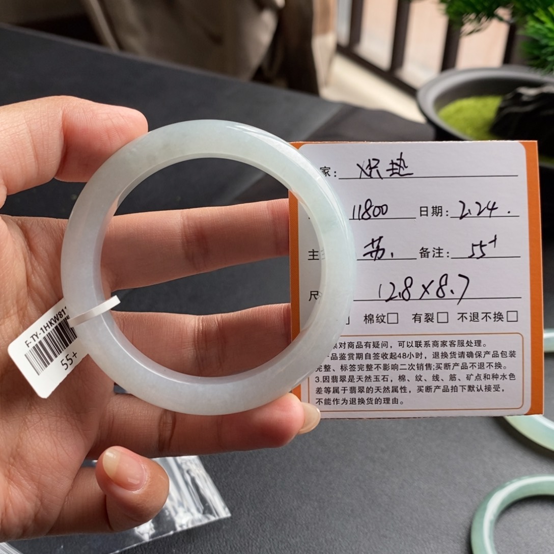 翡翠手镯未镶嵌?**?翡翠