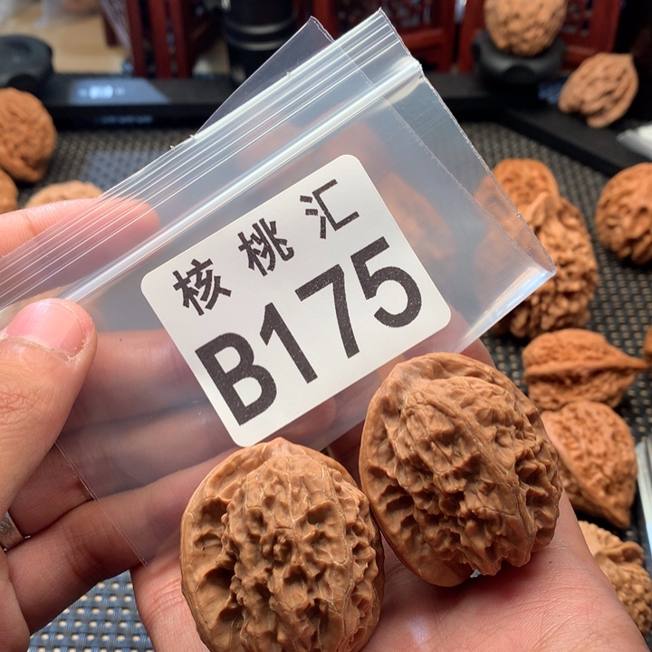 文玩核桃吊坠金麒麟