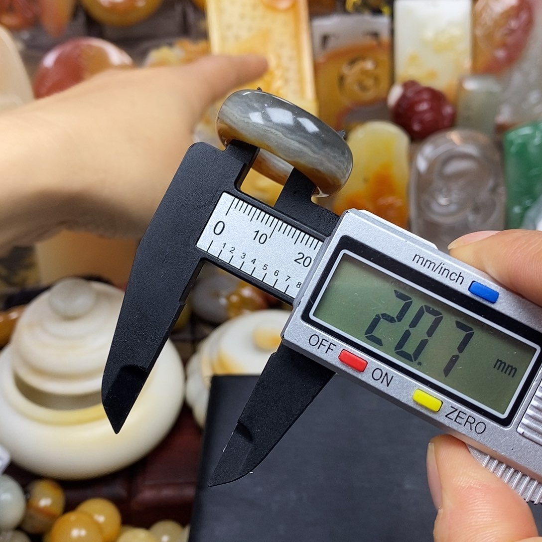 石英质玉（黄龙玉）颈饰未镶嵌