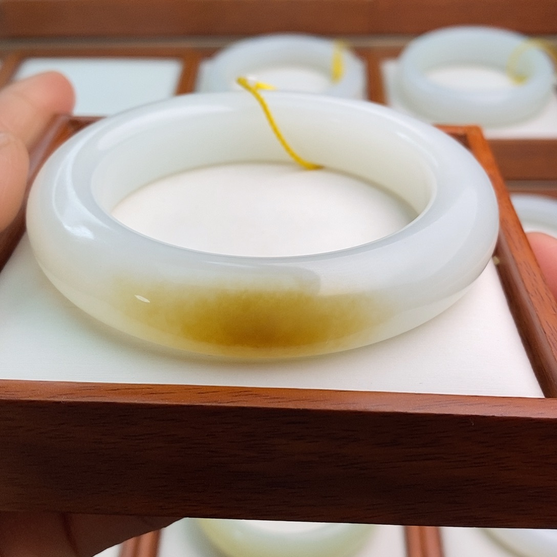 和田玉（糖玉）未镶嵌手镯