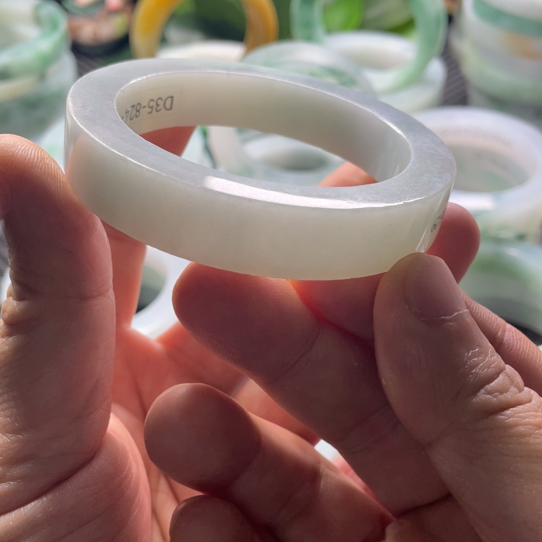 穆****定制翡翠未镶嵌翡翠