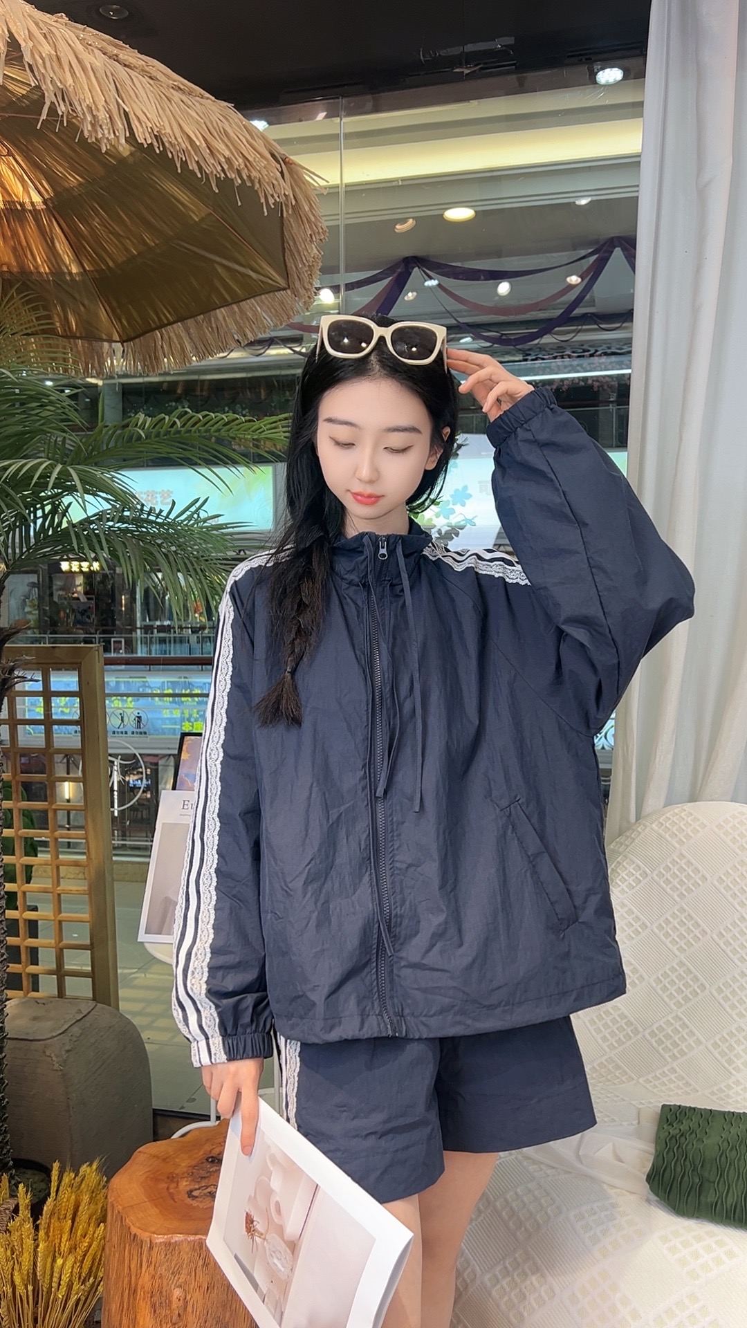 广州唐乐乐~蕾丝花边拼接拉裢长袖防晒外套+高腰短裤时尚两件套