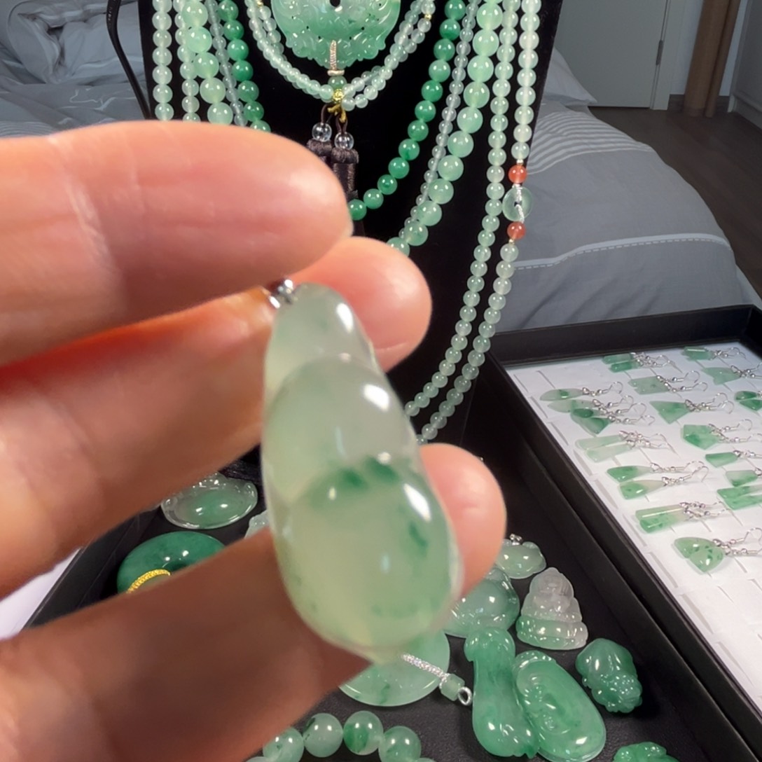 石英质玉颈饰合金