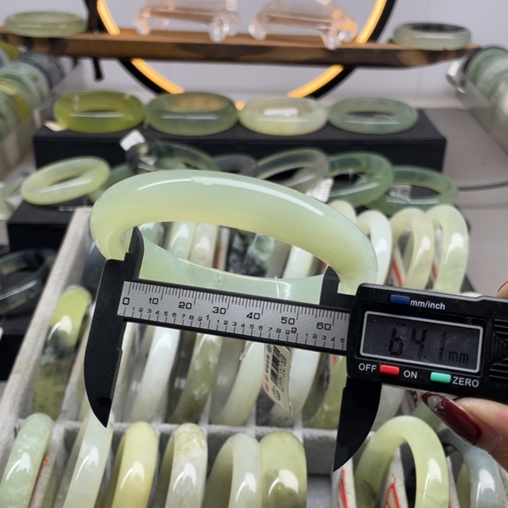 蛇纹石玉手镯未镶嵌6666