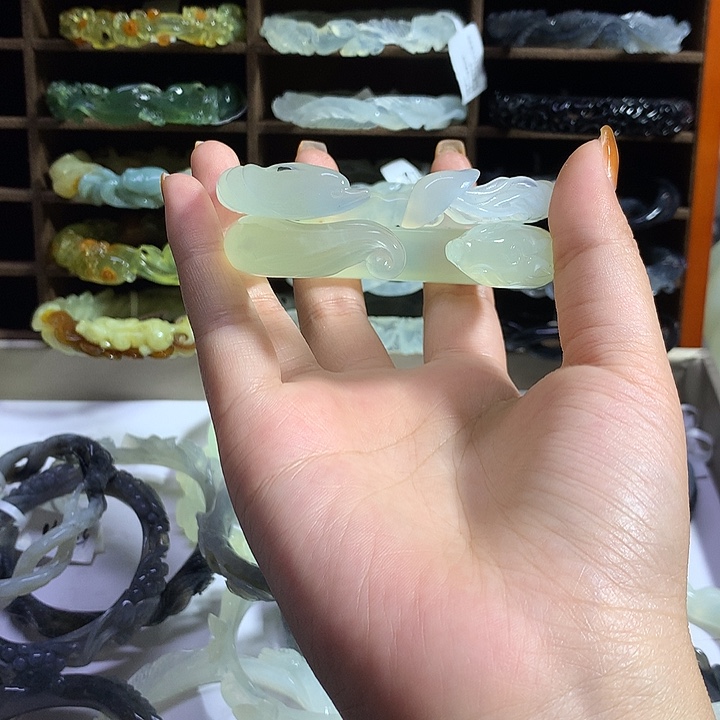 蛇纹石玉未镶嵌手镯