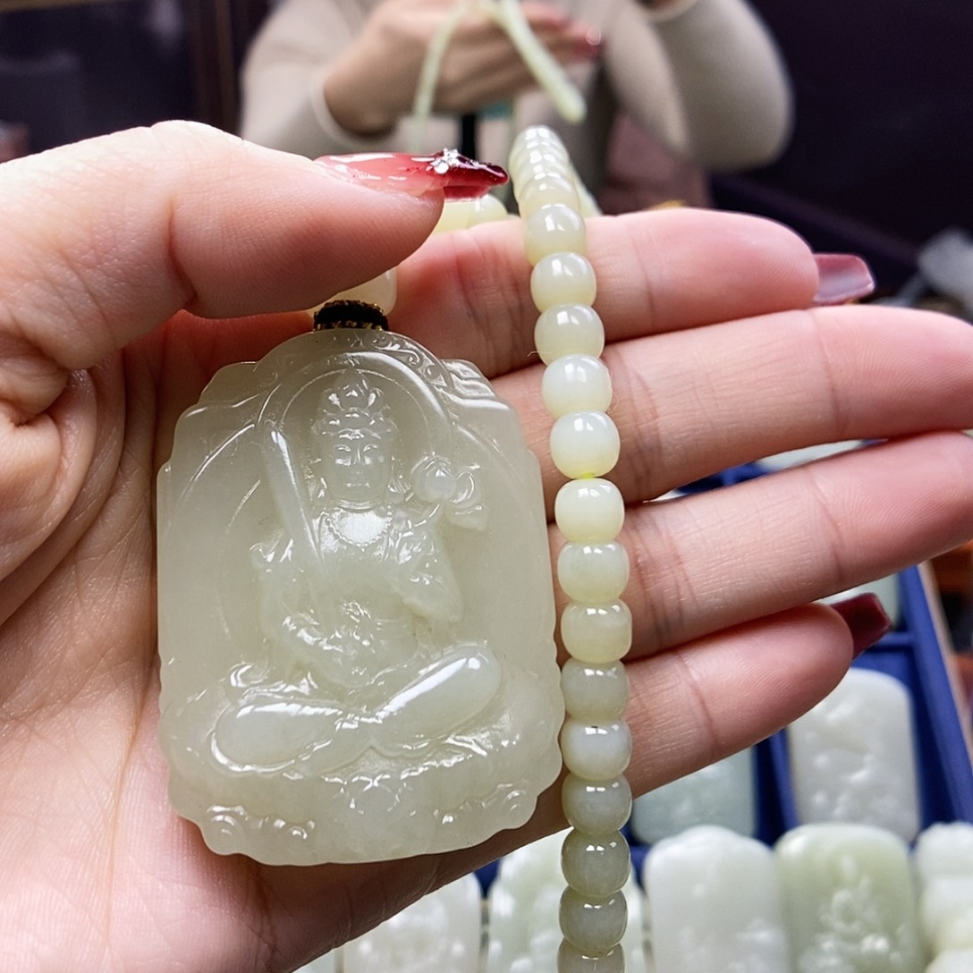 和田玉颈饰未镶嵌呼****?