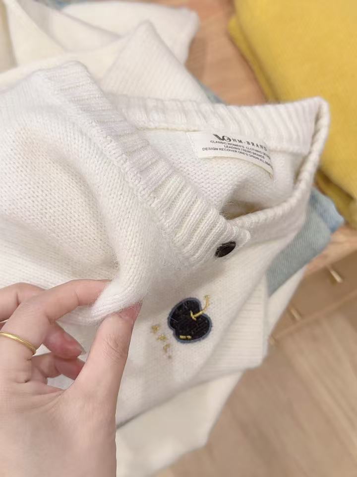 七言家 巨软！奶白刺绣苹果毛衣开衫