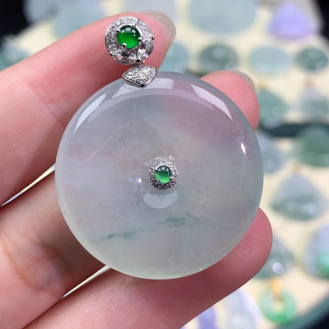 翡翠18K金镶嵌颈饰平安扣