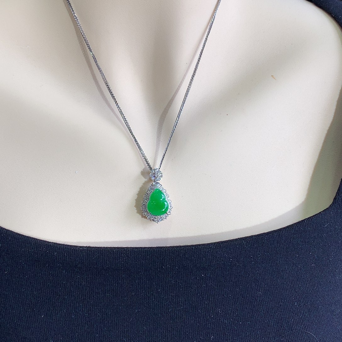 翡翠18K金镶嵌颈饰