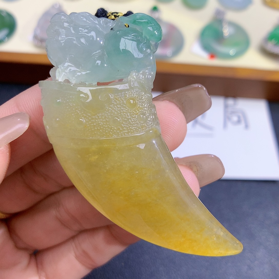 翡翠颈饰未镶嵌龙牙