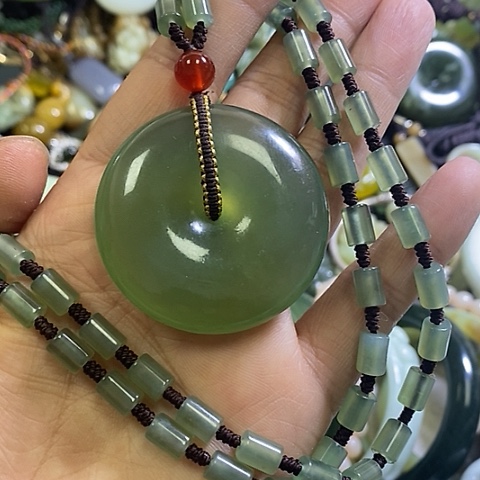 岫玉未镶嵌颈饰挂件