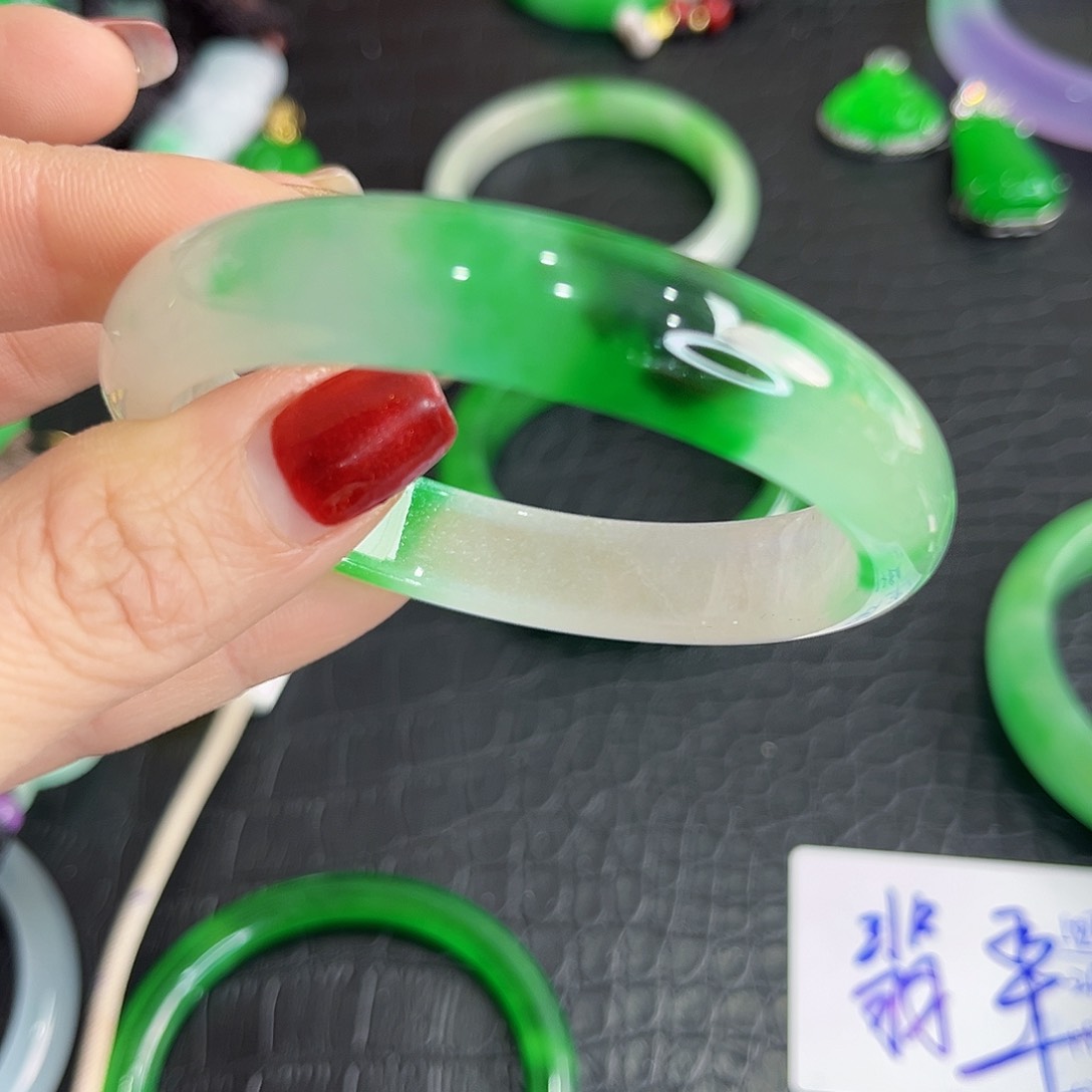 翡翠手镯未镶嵌多样性
