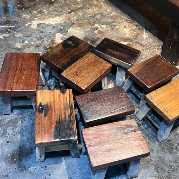 体验款老船木小凳瑕疵有裂透等问题产品介意慎拍（拍下以直播为准）