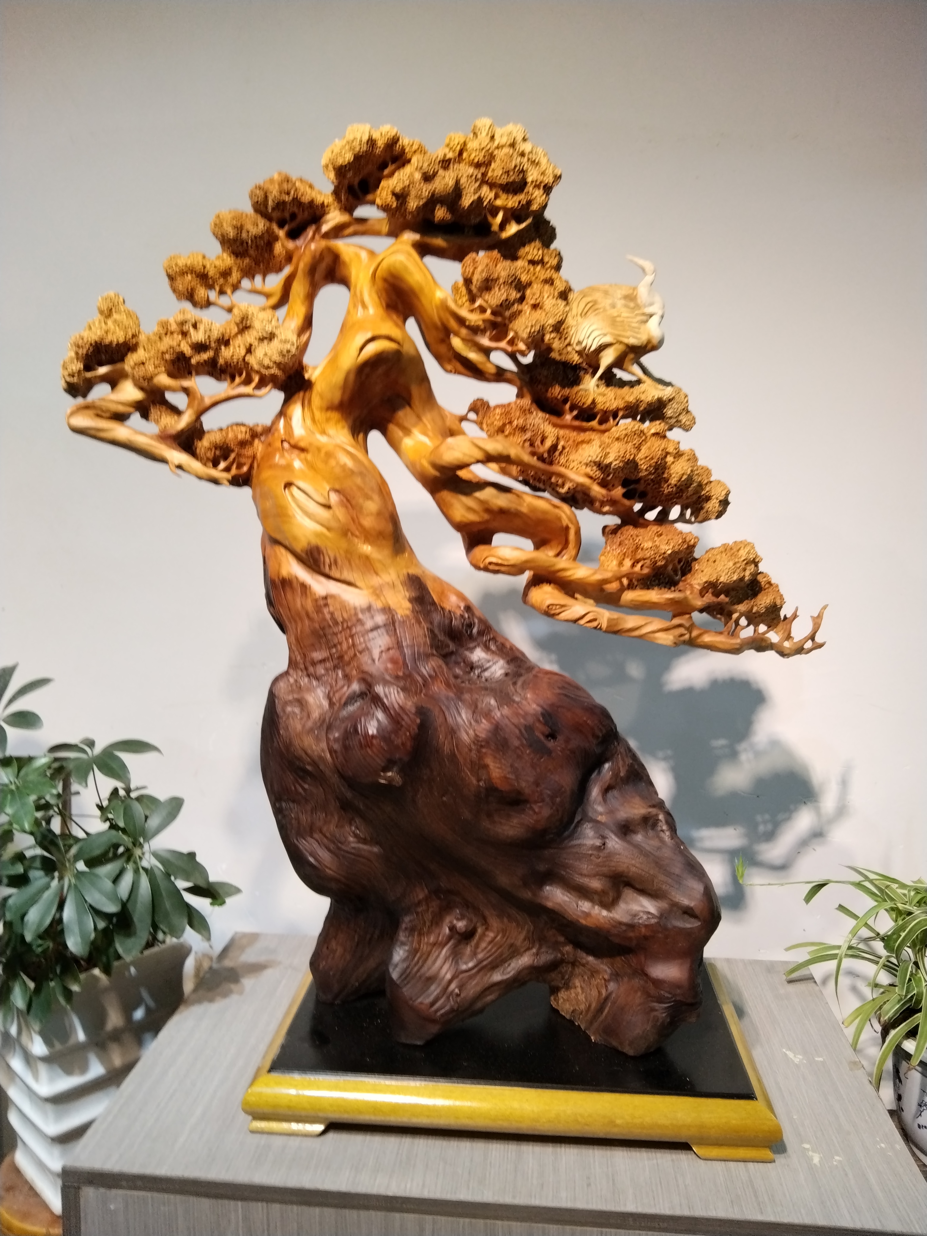 崖柏红油迎客松摆件