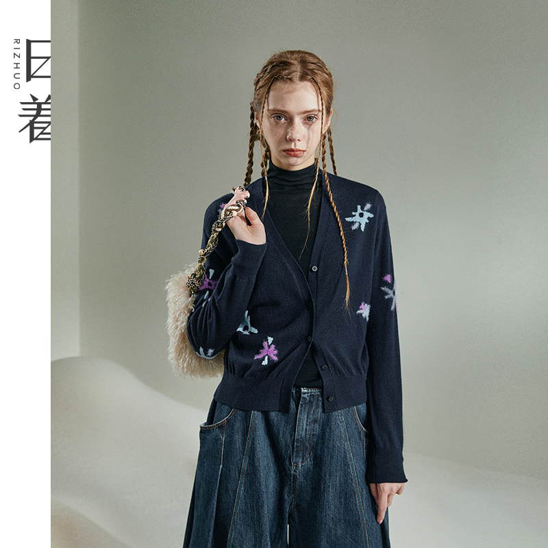 日着雪怪提花V领羊毛针织衫2025秋季新款宽松开衫上衣女RD8387M0