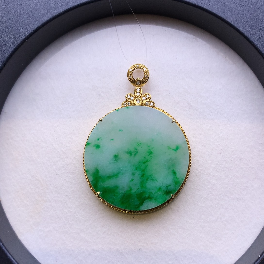 翡翠18K金镶嵌颈饰无事