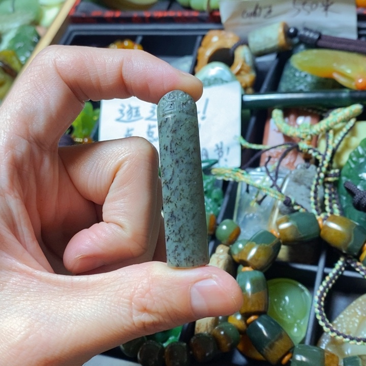 透闪石质玉颈饰未镶嵌