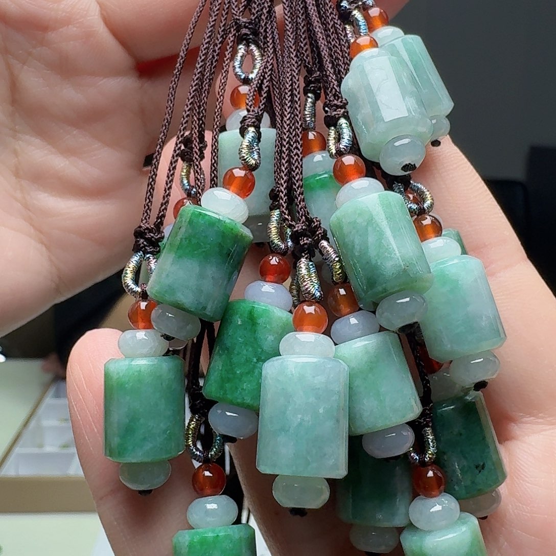 翡翠未镶嵌吊坠(赠链)多样性发货其一