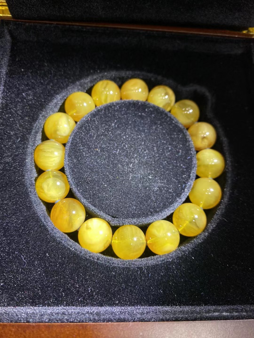 老蜜蜡料子切的，鸡油黄蜜蜡手串，尺寸12mm重16.2克