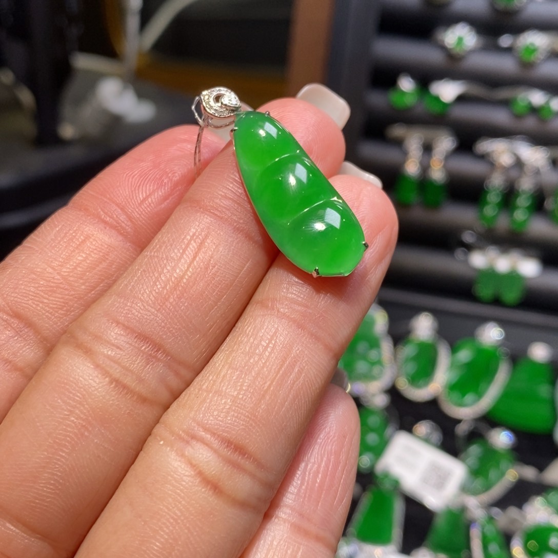 翡翠颈饰18K金镶嵌福豆吊坠