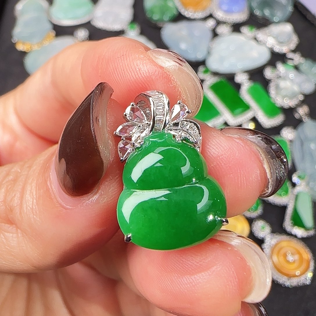 翡翠18K金镶嵌颈饰阳绿葫芦