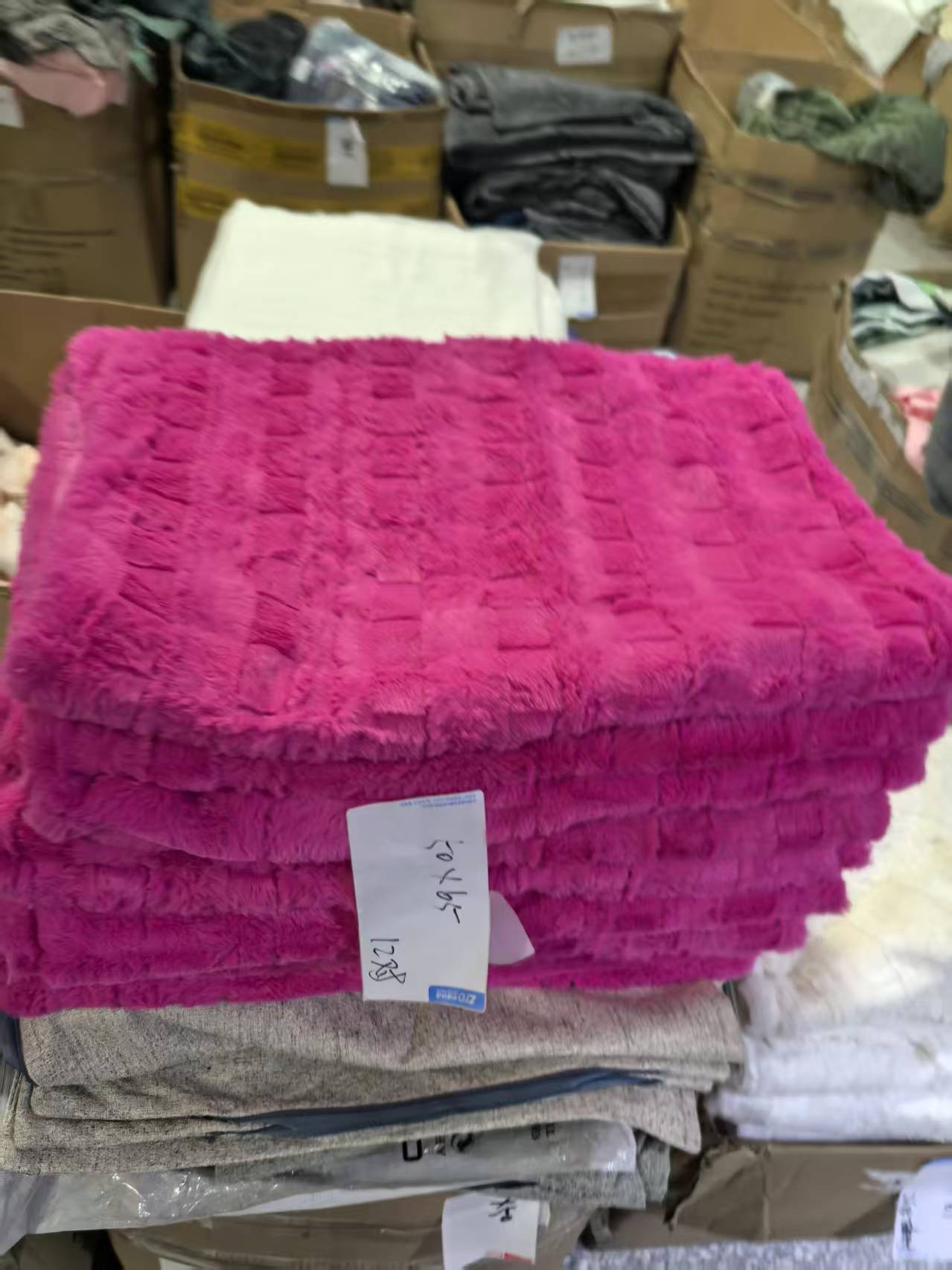 《厚广家》3楼50×65玫红色兔毛绒枕套，发1对