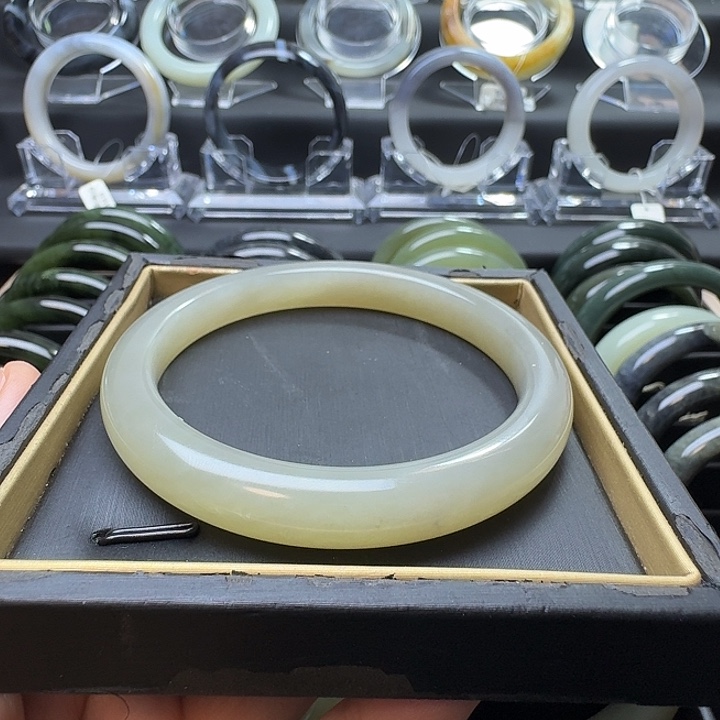 薪****和田玉未镶嵌手镯圈口：63+