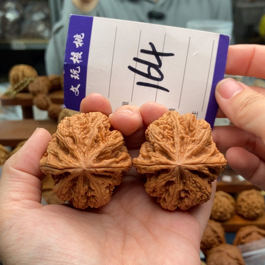 文玩核桃吊坠43粗筋