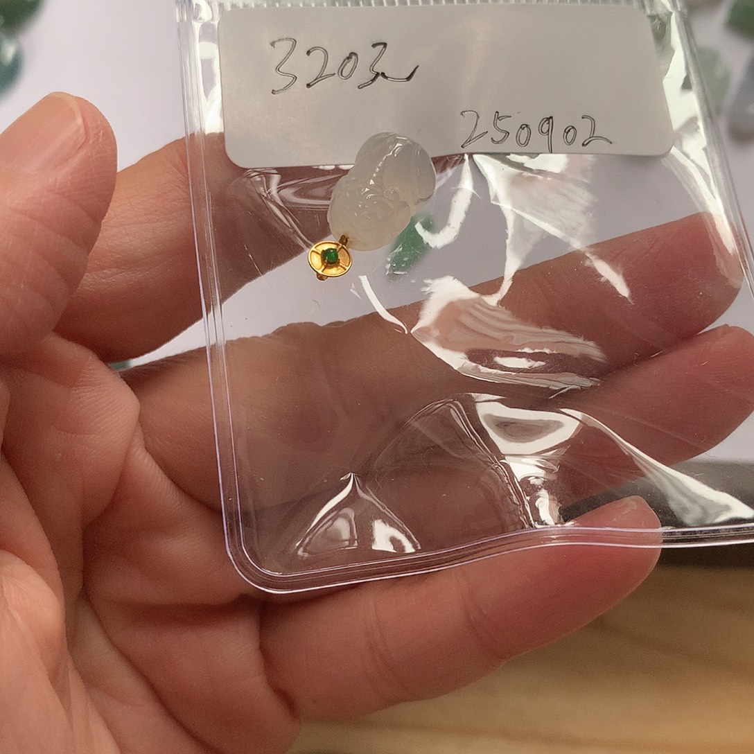 翡翠18K金镶嵌颈饰貔貅
