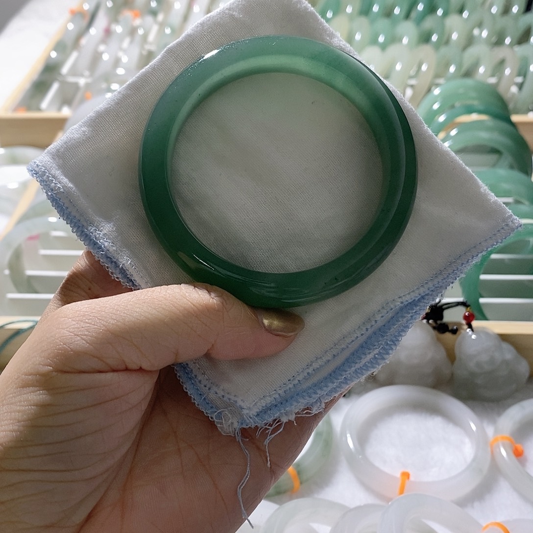 未镶嵌手镯石英质玉