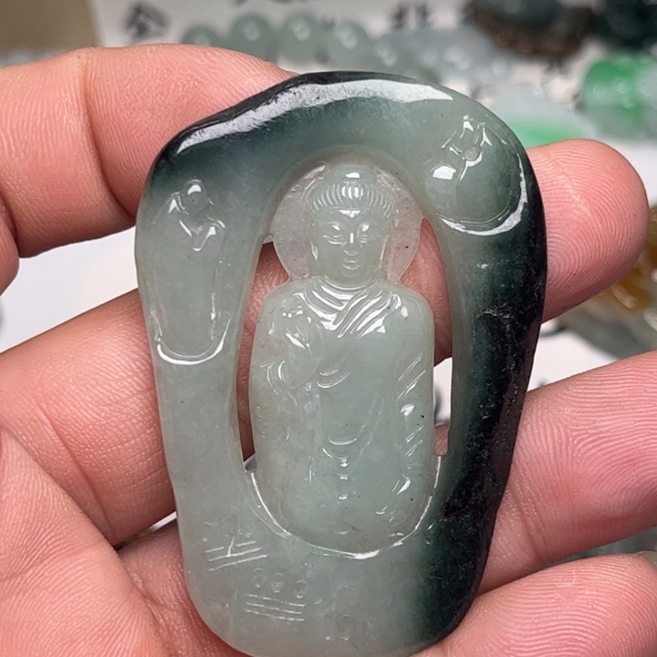 翡翠未镶嵌颈饰大日如来